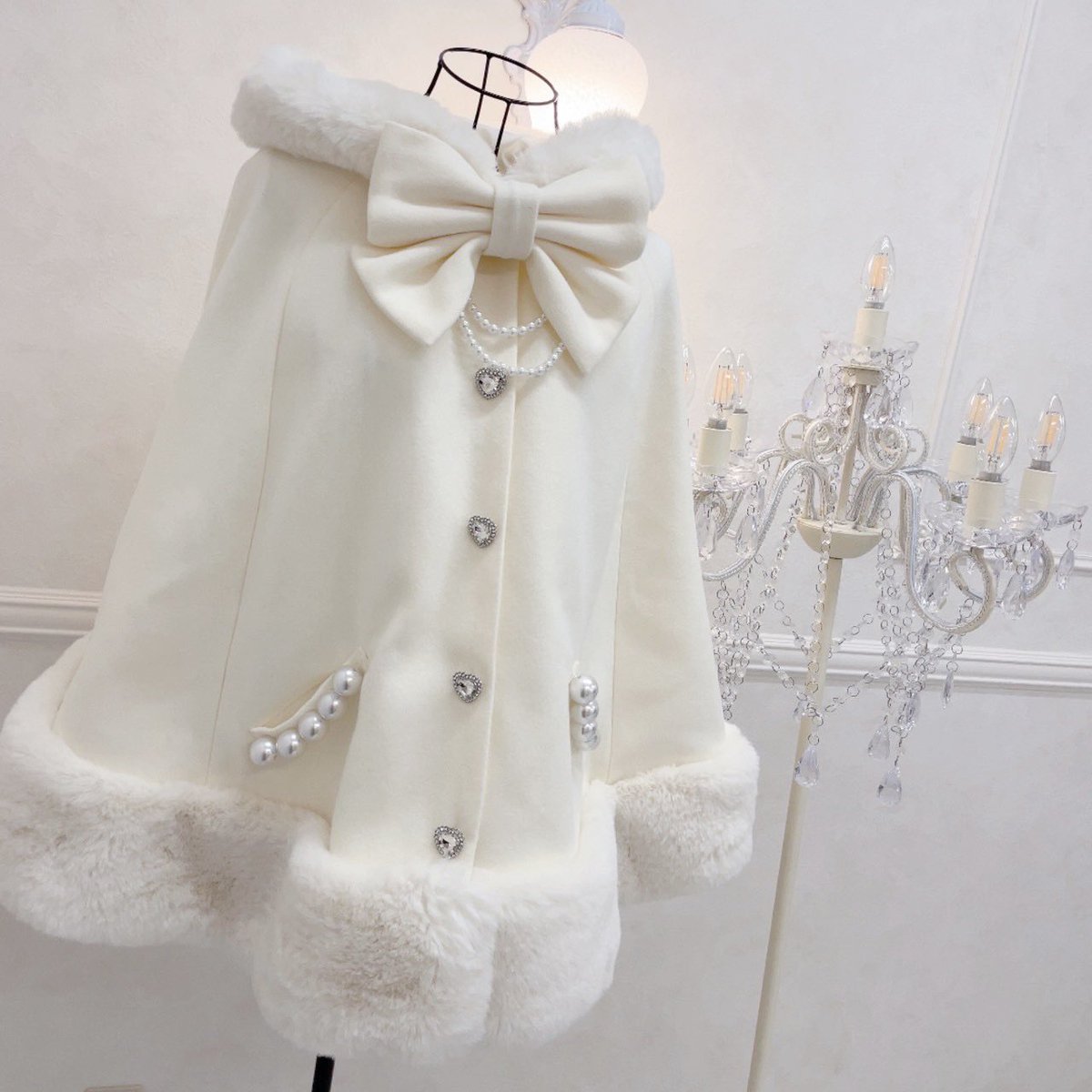 MARS　ケープコート　ホワイト MARS リボン付きボリュームファーフードケープコート ホワイト - メルカリ