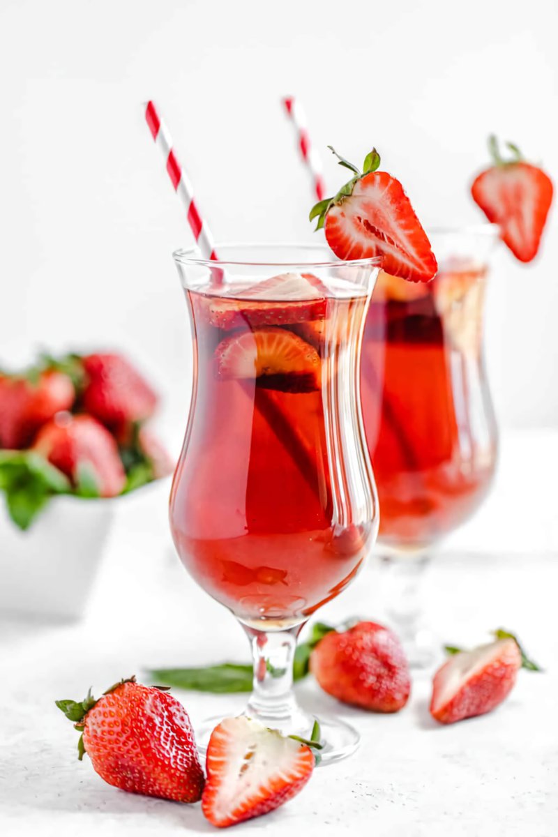 SAS_The01's tweet photo. Para peri rumah turut menyajikan cangkir berisi minuman hangat di setiap meja. Susunannya sajian yang ditata dengan rapi menggugah selera. “Silakan menikmati seluruh sajian yang ada. Selamat beristirahat sejenak, semua!” https://t.co/EvrFXCA9F1