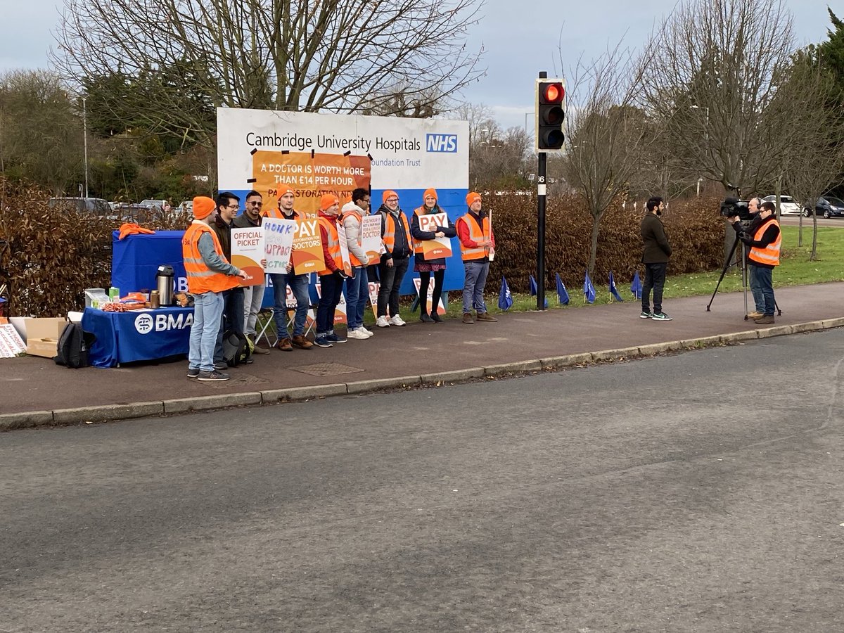 EasternBMA's tweet photo. Doctors cold but determined on the picket line outside Addenbrookes Hospital, Cambridge this morning.

#DoctorStrikes #PayRestoration

⁦@BMA_JuniorDocs⁩ ⁦@TheBMA⁩ https://t.co/0zhdL9d6C2
