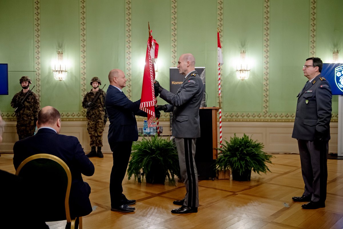 Im Rahmen einer mil. Zeremonie wurde gestern die Führungsunterstützungsbasis (#FUB) der #Armee formell aufgelöst. Mit der Rückgabe der Fahne durch Thomas Fankhauser, Chef FUB, an KKdt Thomas Süssli, Chef der Armee, endet eine fast 20-jährige Ära. ➡️ bit.ly/48pp7Tz