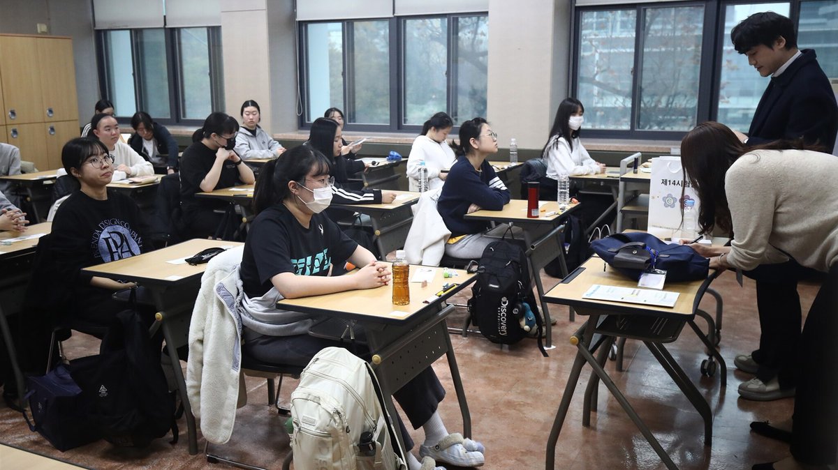 RTLnieuws's tweet photo. Examen eindigt 90 seconden eerder: Zuid-Koreaanse studenten klagen overheid aan

https://t.co/g36OMWtC5K https://t.co/titHsc520U