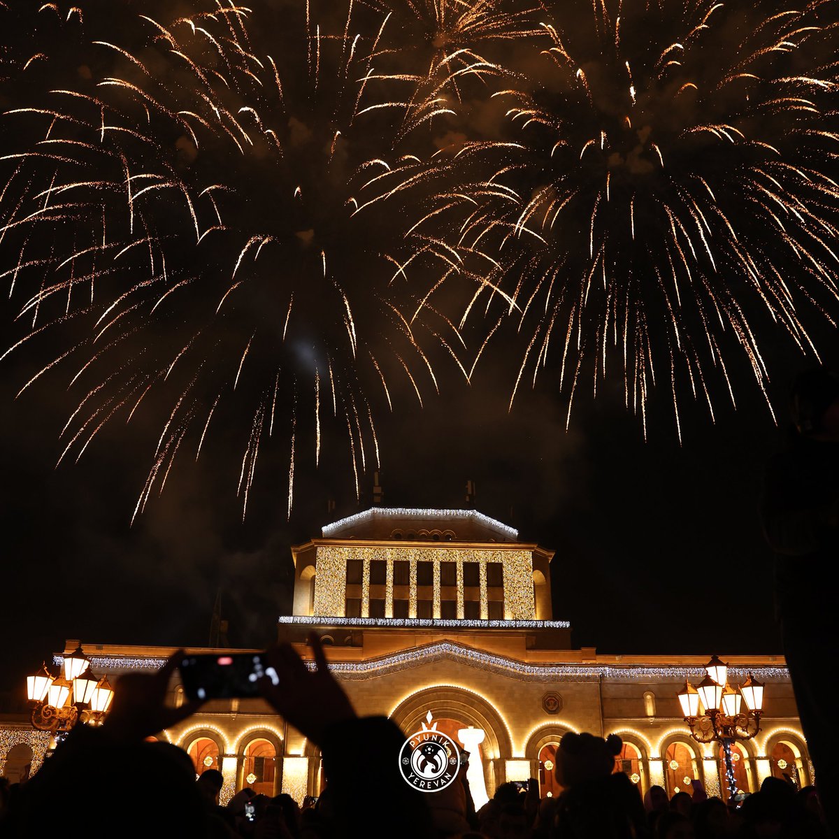 FC_Pyunik's tweet image. The New Year mood is already in our city🎄

A festive show was held on Republic Square last night! New Year's lights were lit on the Christmas tree and streets of Yerevan, and a concert took place in the city center.
You could also watch the colorful fireworks 🎆

#Pyunik