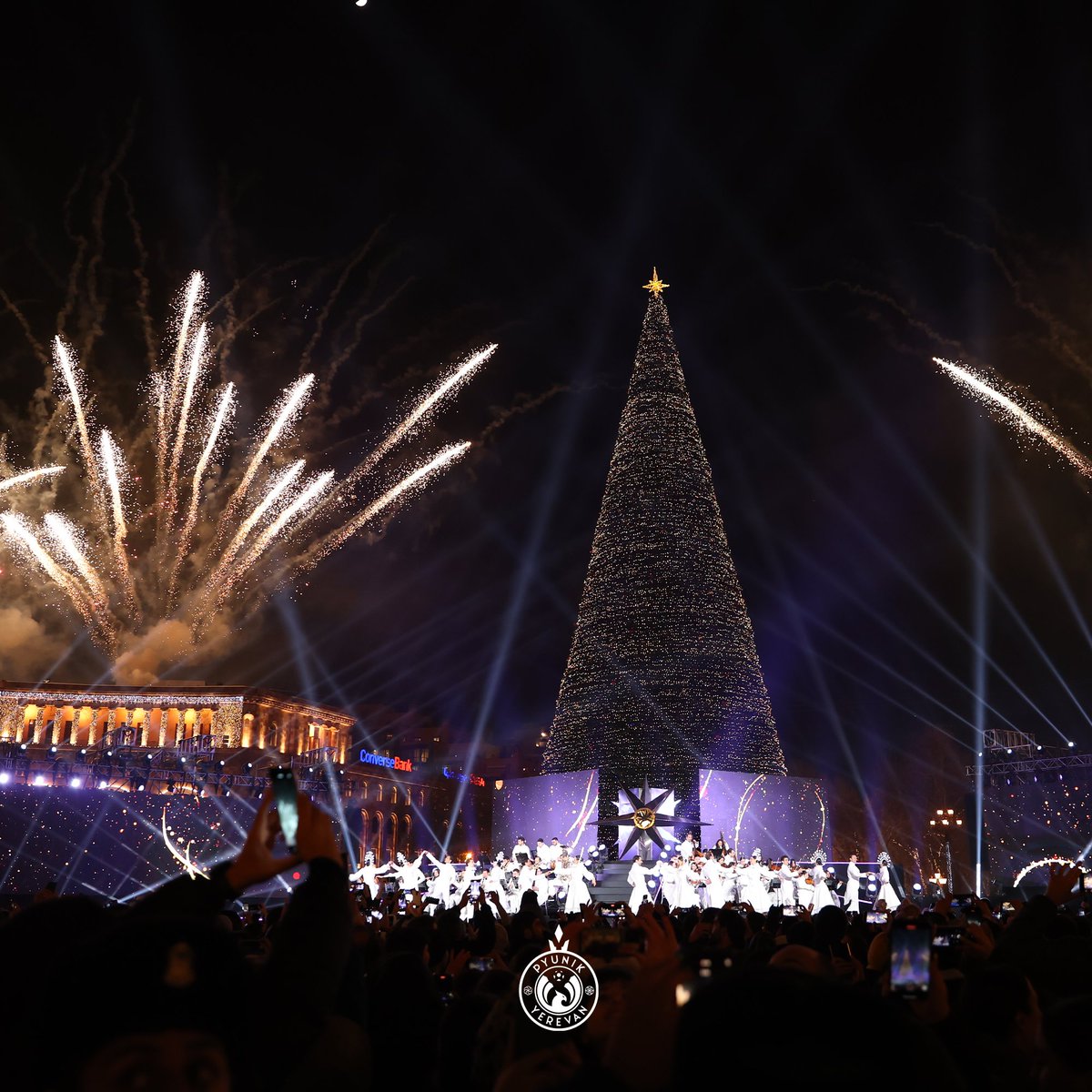 FC_Pyunik's tweet image. The New Year mood is already in our city🎄

A festive show was held on Republic Square last night! New Year's lights were lit on the Christmas tree and streets of Yerevan, and a concert took place in the city center.
You could also watch the colorful fireworks 🎆

#Pyunik