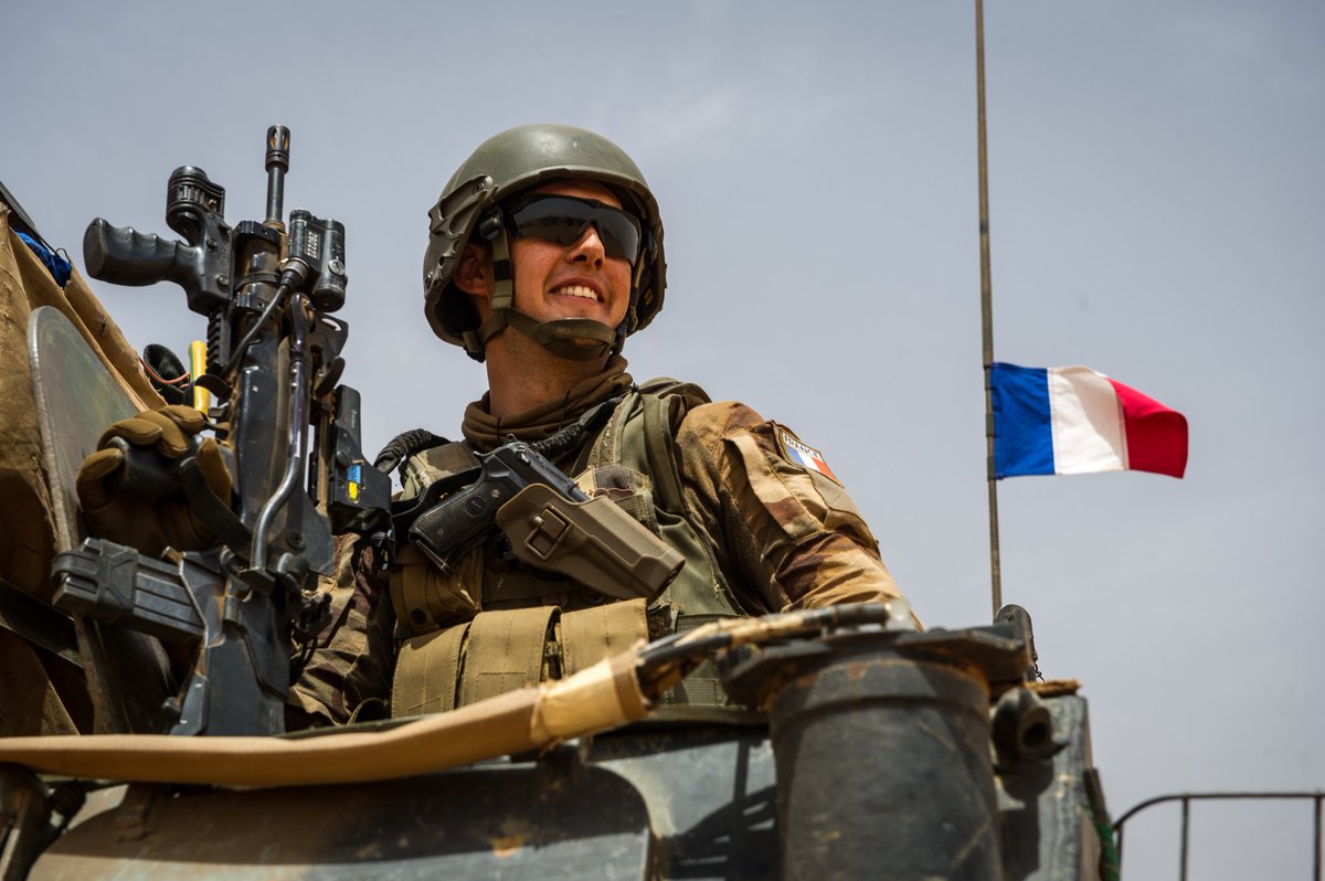 armeedeTerre's tweet photo. Connaissez-vous nos forces 🇫🇷 présentes au Moyen-Orient ?

➡️ Les Forces françaises aux Émirats arabes unis @FFEAU_ALINDIEN 🇦🇪
📋 850 militaires et civils prépositionnés
Le @5cuirassiers, régiment interarmes (cavalerie lourde, infanterie, appui, génie) y est stationné depuis 2016.

➡️ Les Forces françaises à Djibouti @FFDJ_Officiel 🇩🇯
📋1500 militaires et civils prépositionnés
Le 5e régiment interarmes d'outre-mer @5riaom, groupement tactique interarmes (mêlée, appui, soutien, matériels lourds) y est stationné depuis 1969.

➡️ Le contingent français de l'opération @DAMAN_UNIFIL_FR au Liban 🇱🇧
📋 700 Casques bleus et civils prépositionnés intégrés à la Force intérimaire des Nations unies au Liban (FINUL) en place depuis 1978.

#MissionsOps #ToujoursEtPartout #Interalliés
📸 @EtatMajorFR