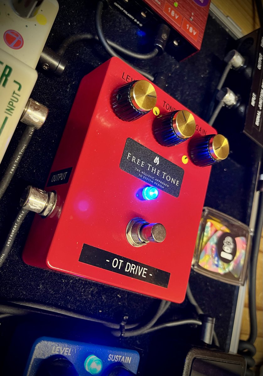 ot_special512's tweet photo. 🟥限定💯台のレアな箱🟥
一部のマニアの間ではボードに組むだけで間違いなくテンション上がる真っ赤なカラーの憎いヤツ🔺
繋いだ瞬間からあなたも奥田民生⁉️
#民生のギター大集合
#カンタン自慢ビレ
#奥田民生
#otdrive https://t.co/NS45SRRvm0