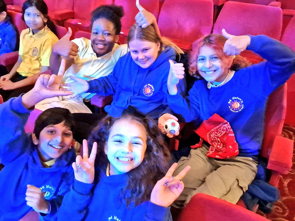 🎅🏻Year 6 have worked so hard for their own Christmas concert - now it's time to sit back and watch Cinderella at @SwanseaGrand - we are so excited! Bring on all the Christmas vibes! 🎁 #sthpcelebrate #sthpwell #sthpxmas