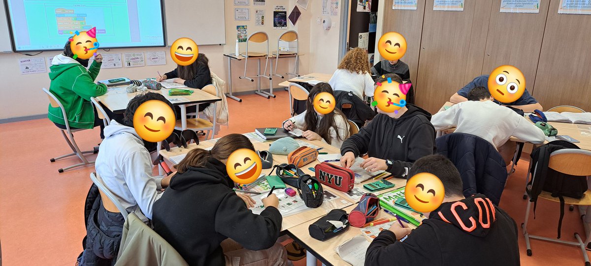 1_Prof_2_Maths's tweet image. A l&apos;occasion d&apos;un dernier travail d&apos;accompagnement personnalisé en Maths, les élèves de 3e2 ont réalisé un Pixel Art collaboratif sur le thème de Noël et vous souhaitent de joyeuses fêtes de fin d&apos;année ! #collaboratif #APmaths