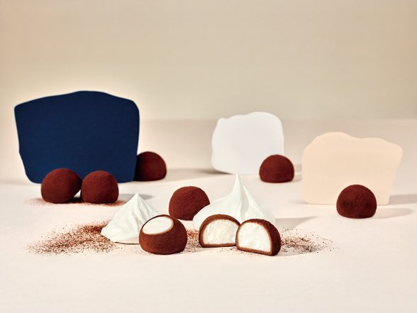 garigari_mezas's tweet image. 新千歳空港で買えるSNOWSのスノーボール、かの有名な 洋菓子きのとや と同じ会社なんだけど、口溶けなめらかな生チョコの中に甘さ控えめで口当たりが軽い生クリームがぎっしり詰まってるなんともやばい品物。一粒一粒が結構大きくて本当幸せな気分になるから生クリーム好きは是非食べてほしい…