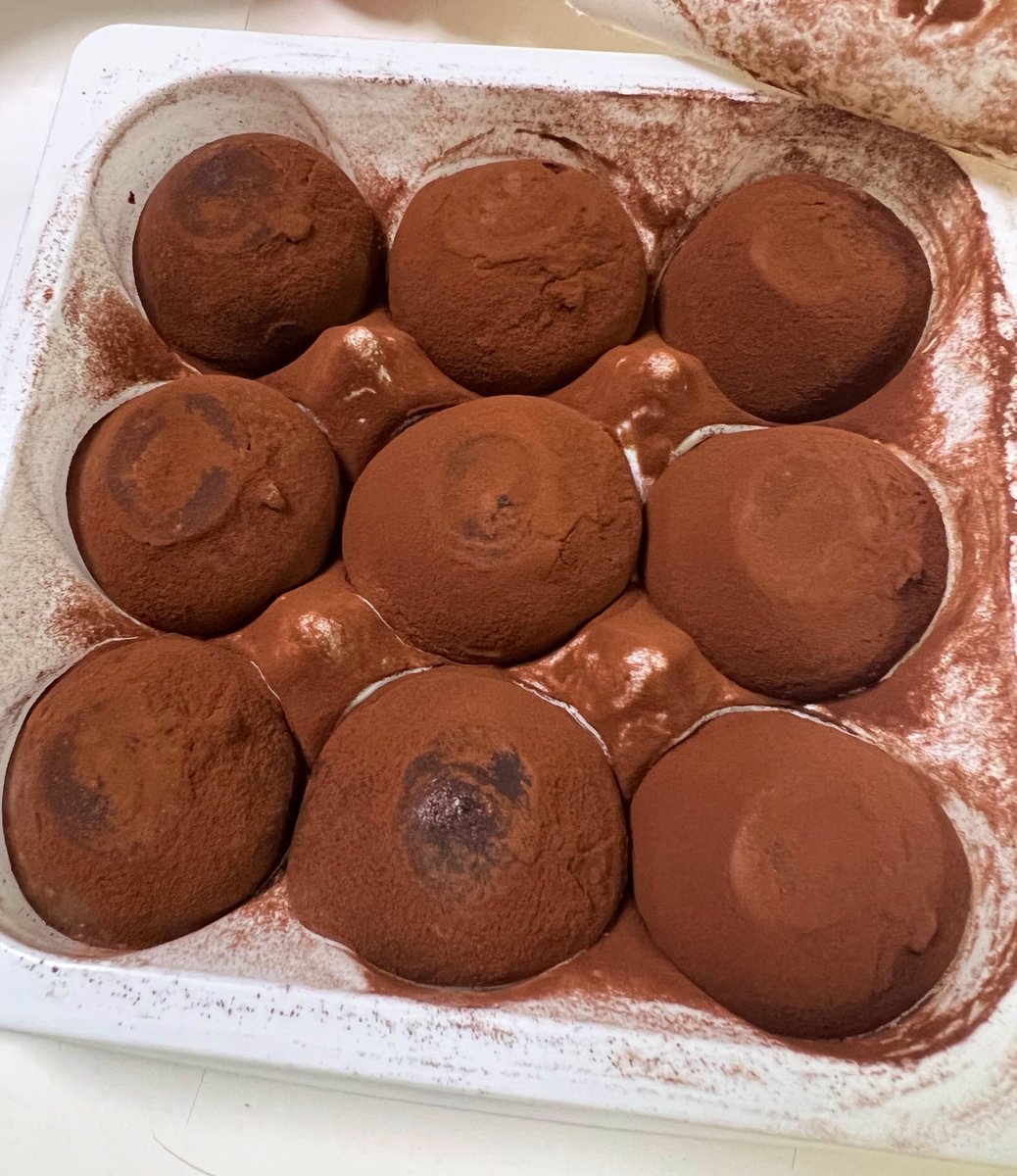 garigari_mezas's tweet image. 新千歳空港で買えるSNOWSのスノーボール、かの有名な 洋菓子きのとや と同じ会社なんだけど、口溶けなめらかな生チョコの中に甘さ控えめで口当たりが軽い生クリームがぎっしり詰まってるなんともやばい品物。一粒一粒が結構大きくて本当幸せな気分になるから生クリーム好きは是非食べてほしい…