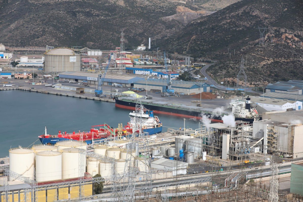 PuertodeCtg's tweet photo. Más de 34,3 millones de toneladas ha movido el #PuertodeCartagena hasta noviembre con un crecimiento del 2,59 por ciento con respecto al mismo periodo del año pasado. 

💪🏻Un nuevo registro histórico.

#tráficodemercancías @PuertosEstado #graneles #portsofspain https://t.co/MC3zuChV53