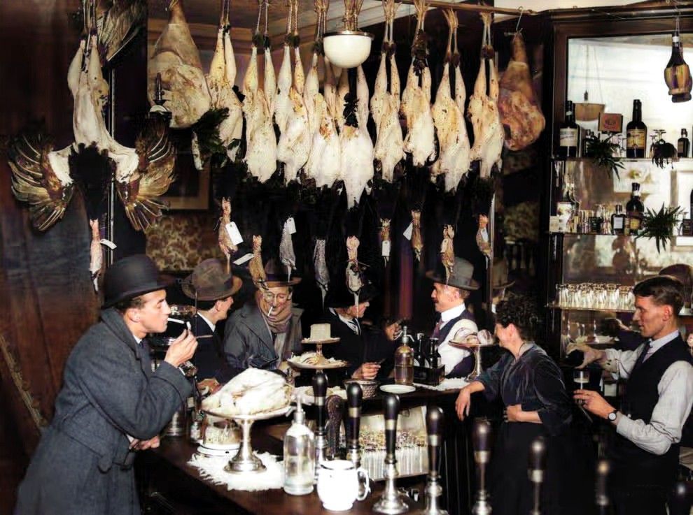 A city bar in London at Christmas, with plucked turkeys hanging overhead in 1923. #londonchristmas #the20s #thetwenties #christmasturkey #londonbar
