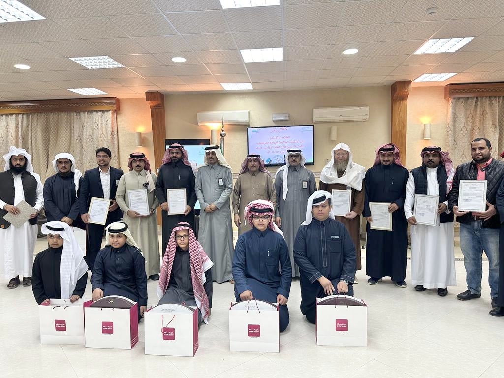 mawaheb2022's tweet photo. #إنجاز_المواهب 🎖️ 🥇🥇🎖️
في حفل تكريم الطلاب المتميزين في الأنشطة الطلابية للبرامج المركزية مدير #تعليم_وادي_الدواسر يكرم ابننا الموهوب عبدالله بن محمد المري لحصوله على المركز الأول في مسابقة الرسم والتصوير التشكيلي على مستوى محافظة #وادي_الدواسر للمرحلة المتوسطة . 
#وزارة_التعليم