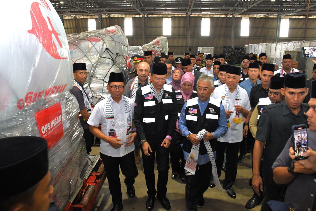 Malaysia Airlines tweet media