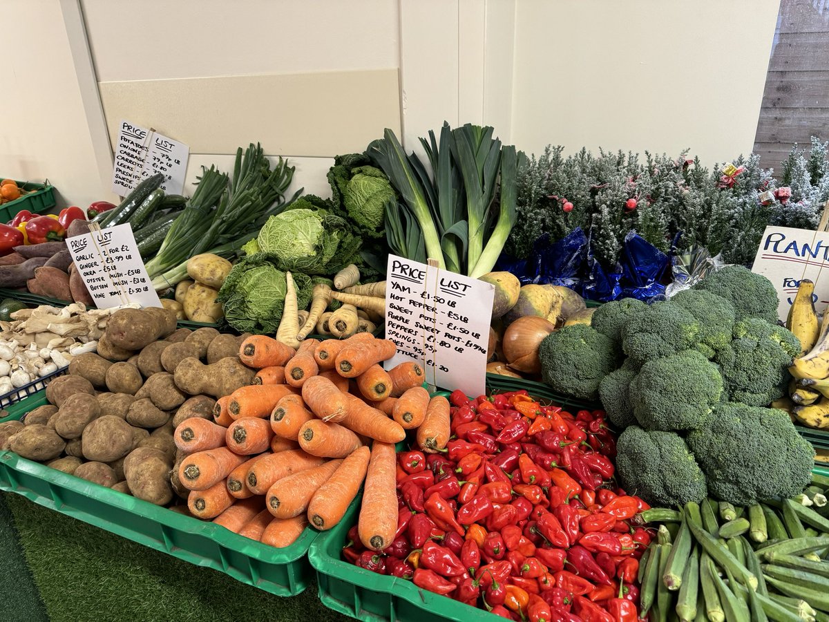 Need to stock up on any Christmas fruit or veg? 🎄🍊🌰🥕 @FiveadayG is at Royal Bournemouth today near the West Wing entrance by pathology with stacks of tasty local produce for sale (10% NHS discount too 🤩) #WednesdayWellbeing