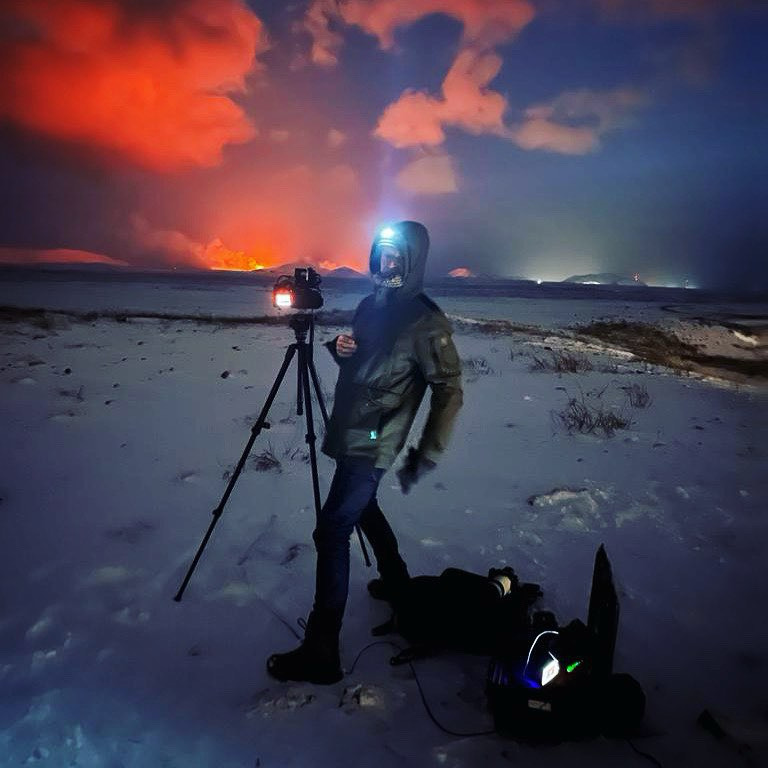 MobileViewpoint's tweet photo. When news breaks, you need the best tools to bring it to people's screens. #BBCnews' Nick Beake is reporting live using our #4G/#5G backpack, from the heart of Iceland's volcanic eruption.
#TheVislinkDifference #MobileViewpoint #TVnews
📸 Maarten Lernout https://t.co/UhUE81Jjmp