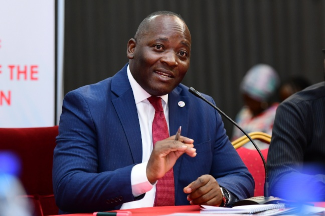 bbstvug's tweet photo. Akulira oludda oluvuganya gavumenti mu @Parliament_Ug , @MathiasMpuuga   agamba nti mwetegefu okuva mu kifo kino singa  bakama be mu @NUP_Ug  basalawo okulonda omulala amuddire mu bigere. Owek. Mpuuga bino abyogeredde mu lukiiko lwa bannamawulire lwakubye olwaleero bwabadde ayogera ku bibadde mu mwaka n’engeri gyebatambuddemu. #BBSGambuuze #BBSAgeesigika #BBSKATI