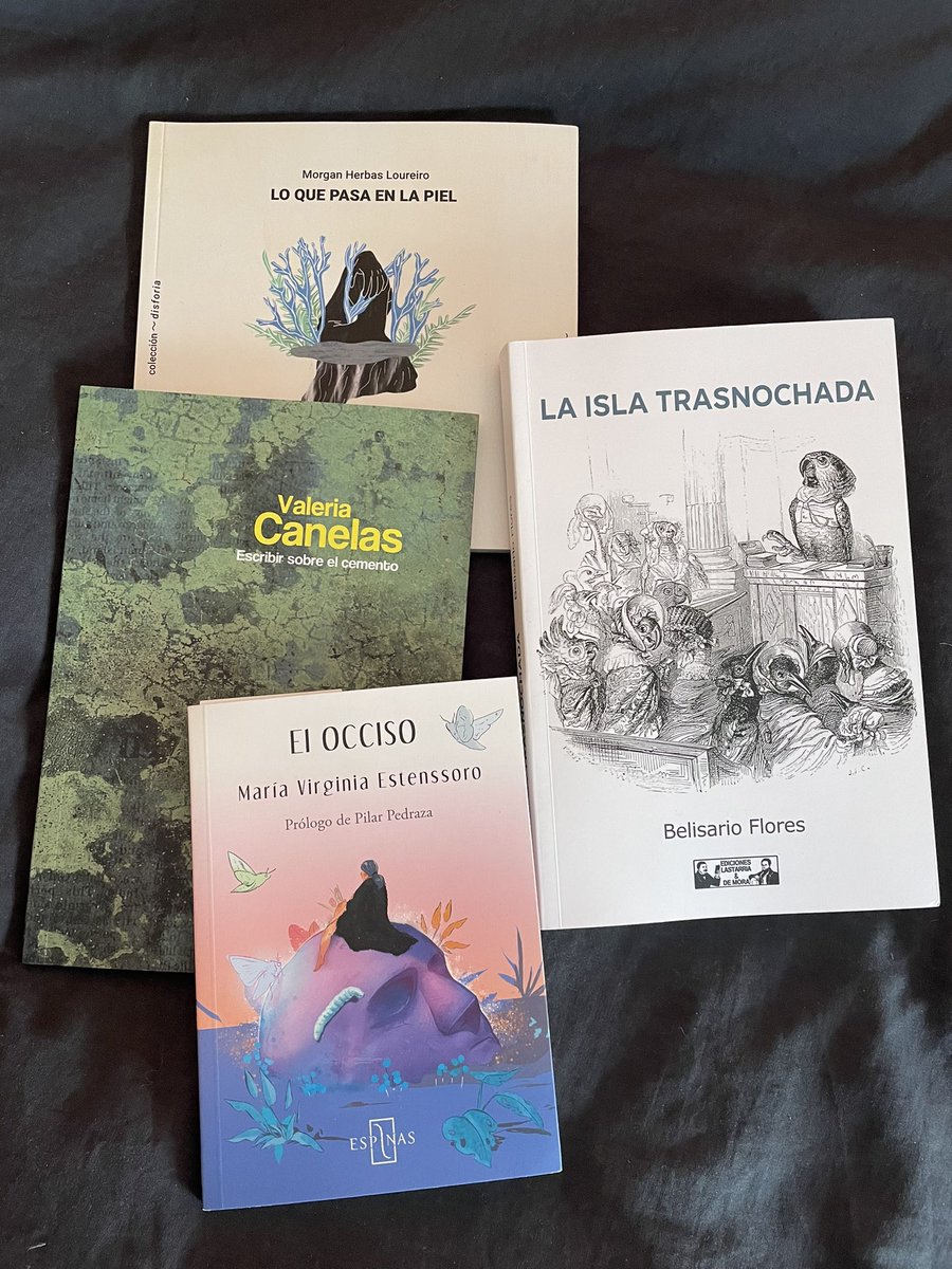No hay mejor manera de despedir 2023 que con estos cuatro libros, algunos leídos y otros por leer.

Orgulloso de lo que hacemos y de lo que nos queda por hacer.🌷🌻📚📖

<a href="/vale_neko/">Valeria Canelas</a> <a href="/laninaazuled/">La niña azul</a> <a href="/Lastarria_E/">La sombra del humo en el espejo</a> <a href="/EdEspinas/">Editorial Espinas</a>