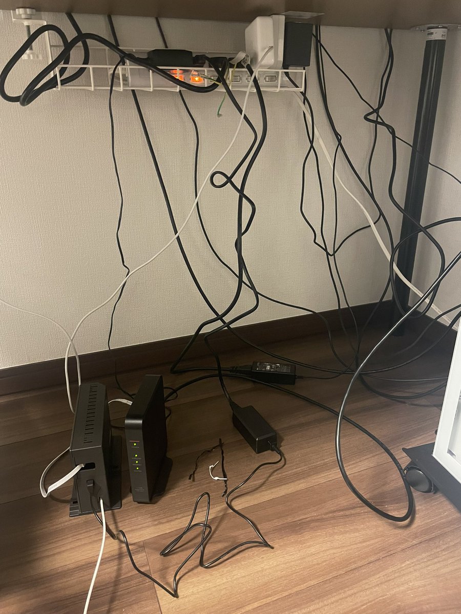 この配線を綺麗にしてくれる業者ってないんかな