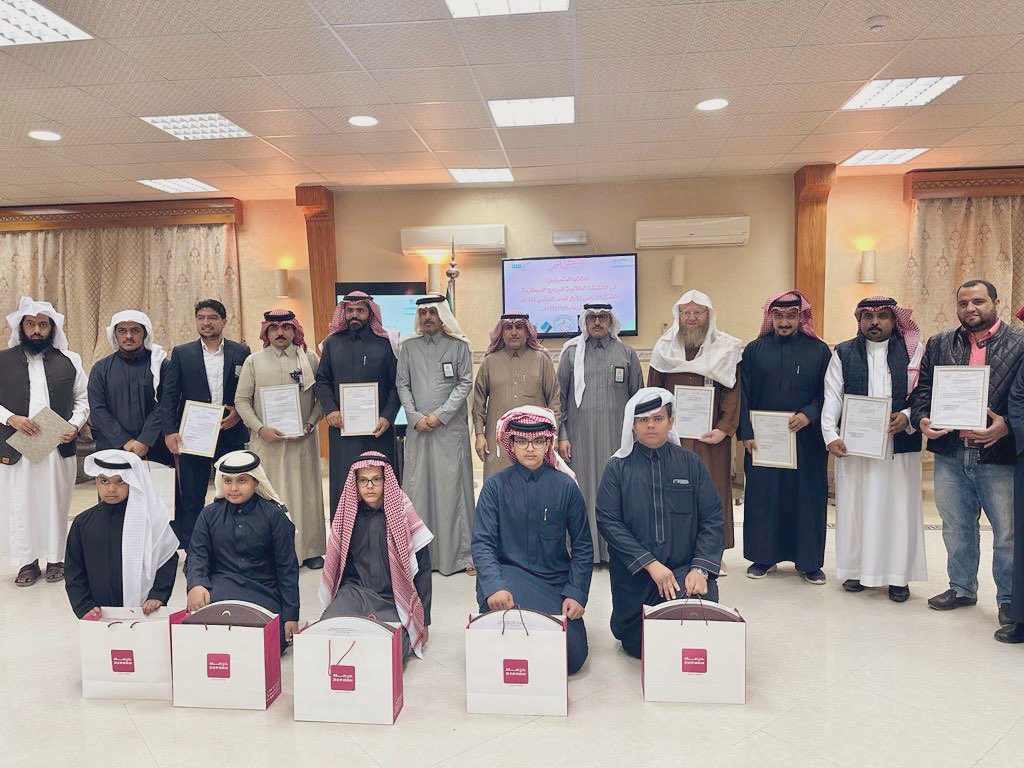 mawaheb2022's tweet photo. #إنجاز_المواهب 🎖️ 🥇🥇🎖️
في حفل تكريم الطلاب المتميزين في الأنشطة الطلابية للبرامج المركزية مدير #تعليم_وادي_الدواسر يكرم ابننا الموهوب سعد بن بندر المدرع لحصوله على المركز الأول في مسابقة الرسم والتصوير التشكيلي على مستوى محافظة #وادي_الدواسر للمرحلة الابتدائية. 
#وزارة_ https://t.co/3aceT1a7Fa