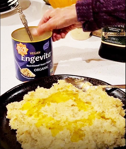 What are you most looking forward to for Christmas lunch?
🎄
Not our best photo here - nobody on X wants to watch the video! - BUT we LOVE these - mashed boiled parsnips with herbs & olive oil - and lashings of cheezy nooch of course😋

#Vegan #vegans #plantbased #FestiveFeast