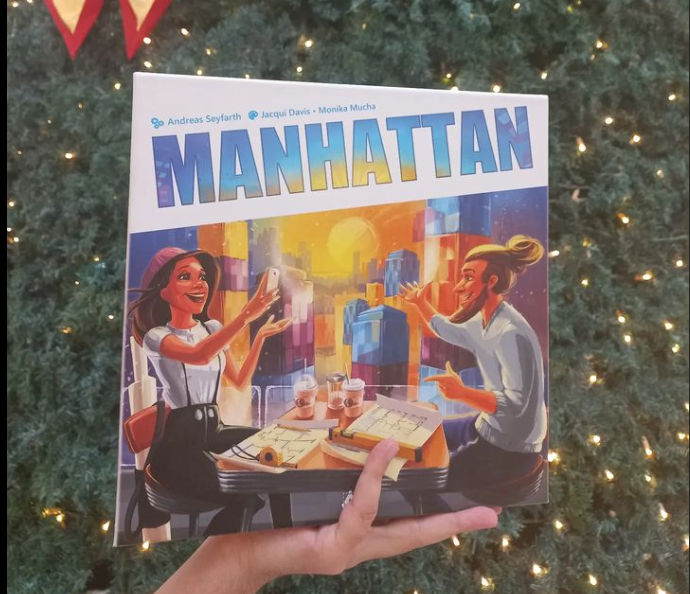 YILBAŞINDA SEVDİKLERİNİZLE OYNAYABİLECEĞİNİZ 13 KUTU OYUNU 

Çocukluğumdan beri kutu oyunlarına bayılıyorum. Fakat neden bu denli sevdiğimi yeni yeni anlıyorum. Yaşımız ilerledikçe sevdiklerimizle beraber geçirdiğimiz zaman da azaldı bizler fark etmeden. Hatta önceden yaptığımız