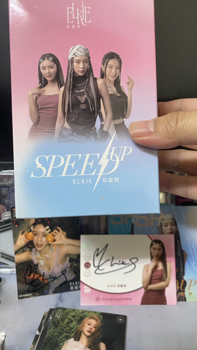 CLCaTaiwan's tweet photo. 買了一盒#Elike的卡盒
一盒居然中2張簽名
其中還是限量25張中的編號11，是Elike的生日月，真是開心啊❤️
#炸裂吧女孩
#莊錠欣
#Elike https://t.co/1cVhny8Vpt
