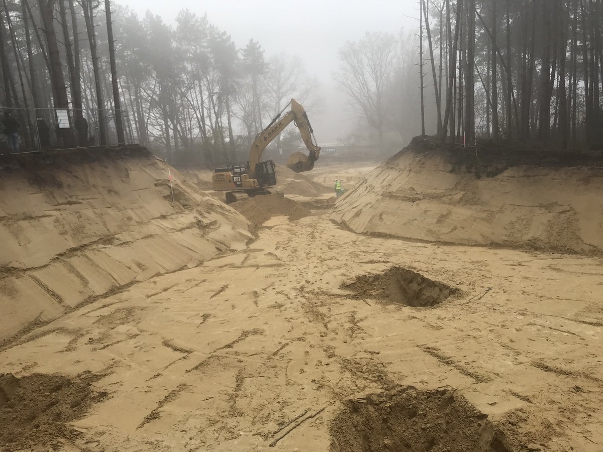 "Het probleem hier is dat het gaat om de grootste drugsafvalvervuiling die zich ooit in ons land heeft voorgedaan", vertelt teammanager Pieter de Jong van de OMWB. De omvang van de saneringsoperatie in Halsteren bleek van ongekende proporties. t.ly/hNNTK.

#omwb
