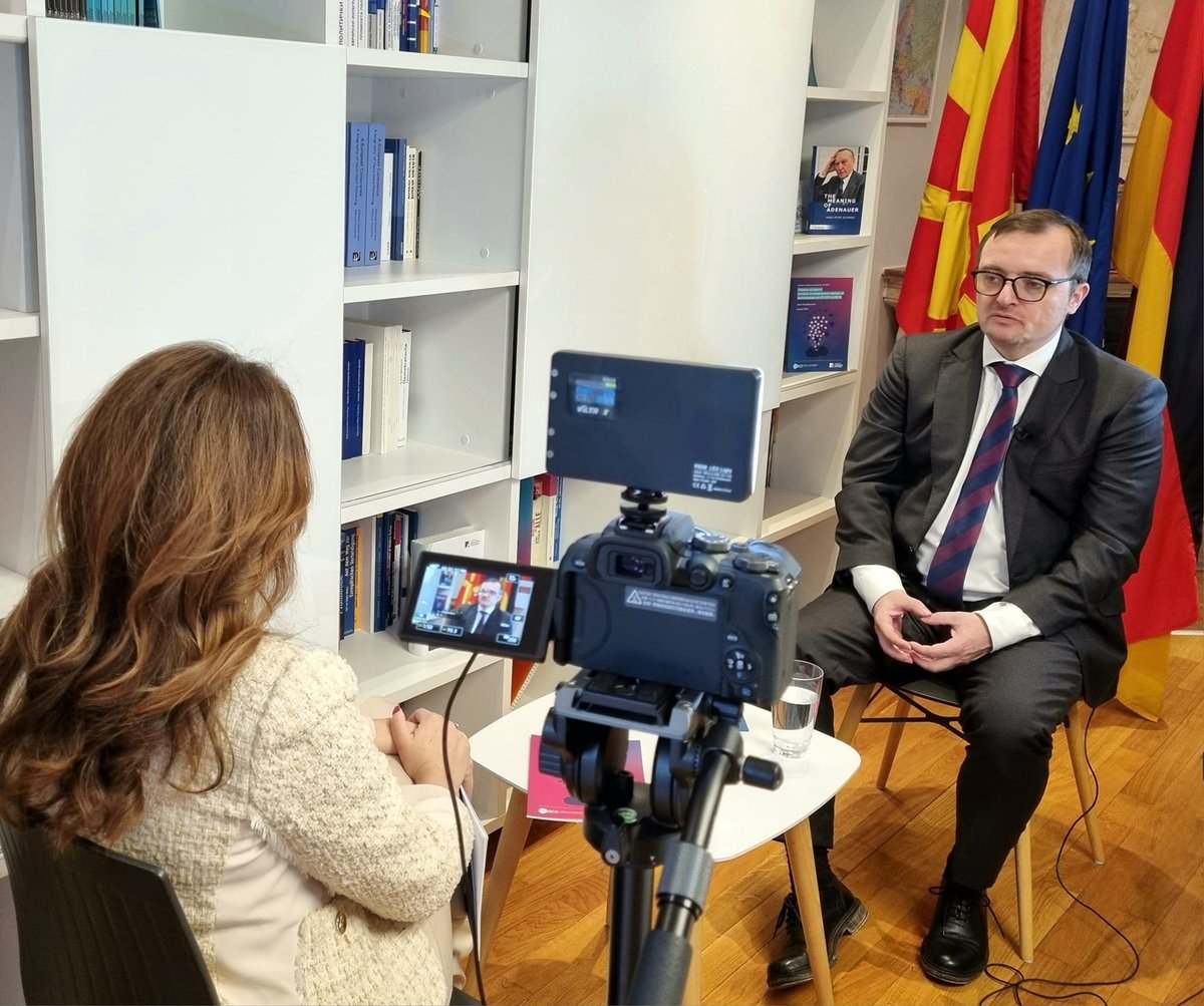 Konrad-Adenauer-Stiftung Skopje (@kas_mkd) on Twitter photo 📢 На 22.12 (петок) во #Агенда35 проследете го интервјуто на Официјалниот претставник на КАС во 🇲🇰, Даниел Браун.
ℹ️ Разговорот се фокусира на процесот на преговори со 🇪🇺, како и на резултатите од Анализата на јавното мислење за македонскиот процес за пристапување кон ЕУ. 📢 На 22.12 (петок) во #Агенда35 проследете го интервјуто на Официјалниот претставник на КАС во 🇲🇰, Даниел Браун.
ℹ️ Разговорот се фокусира на процесот на преговори со 🇪🇺, како и на резултатите од Анализата на јавното мислење за македонскиот процес за пристапување кон ЕУ.