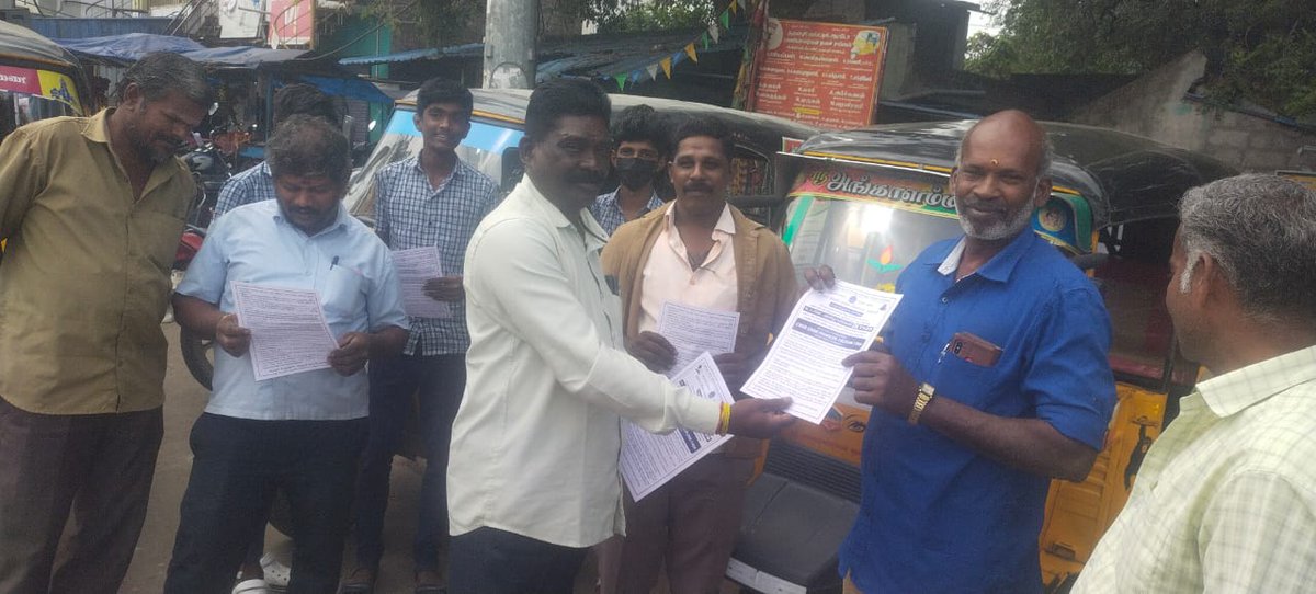POLICEDPI's tweet photo. 🔴#dpipolicenews
🔵தருமபுரி மாவட்ட சைபர் க்ரைம் காவல் நிலைய ஆய்வாளர் திரு.பழனியப்பன் அவர்கள் தலைமையில் தருமபுரி மற்றும் இண்டூர் பேருந்து நிலைய பகுதிகளில் சைபர்  குற்றங்கள் குறித்து  விழிப்புணர்வு துண்டு பிரசுரங்கள் வழங்கப்பட்டது.
#CyberCrimeAwareness | #cybercrimeps #dpipolice https://t.co/aJDLdLniut