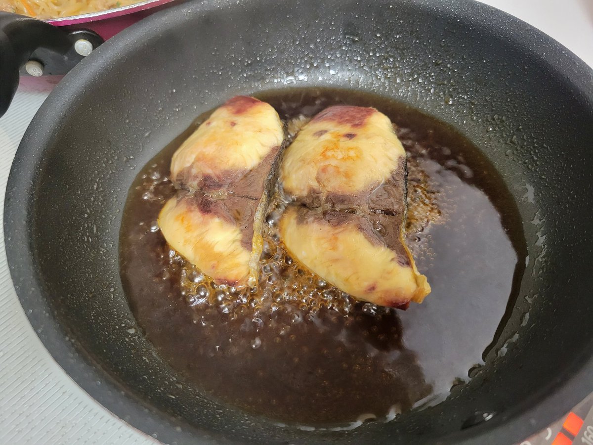 yoomi41406691's tweet photo. 今日の我が家の夕ご飯

私の1人鍋
ぶりの照り焼き
しらたきチャプチェ
なめこと豆腐味噌汁

職務経歴書書かないとなぁ...
土日���、お正月休みにお盆休みもあるのを経験したらシフト制に戻れるのか不安。 https://t.co/iuvtRA59NX