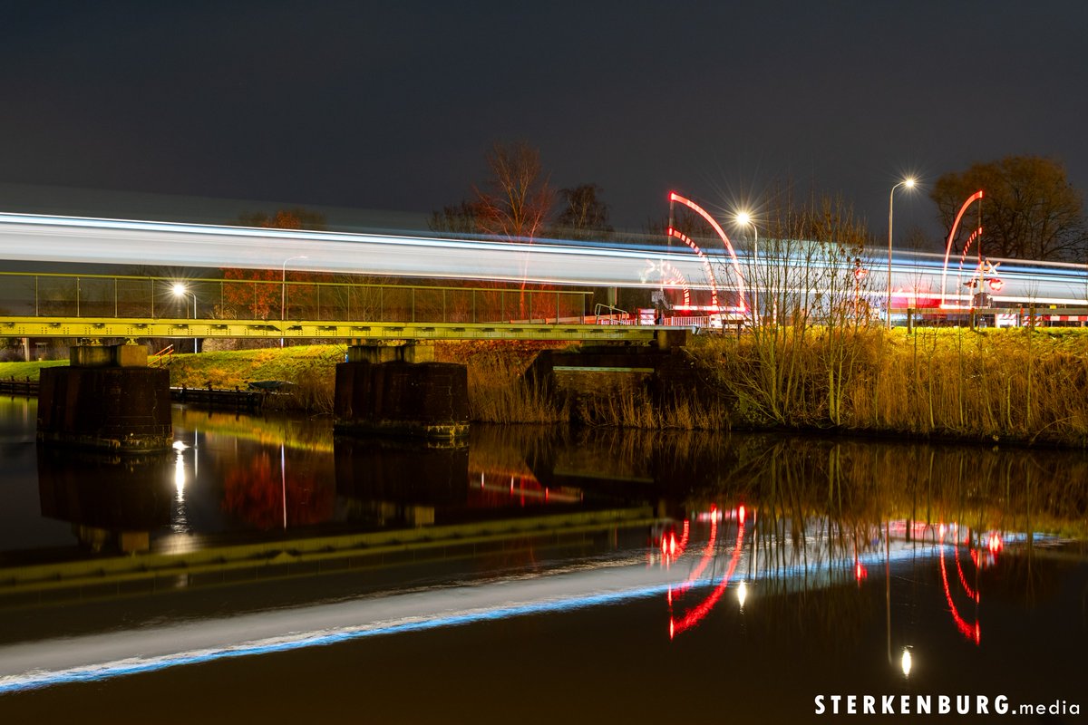 In een flits voorbij🚂 #trein #spoorbrug #winsum #lighttrails #reflections #arriva #prorail #trekweg #onderdendam #hogeland #groningen #daspasgrunnen #train #nightphotography #rtvnoord #mooistedorp @ProRail #trainspotting