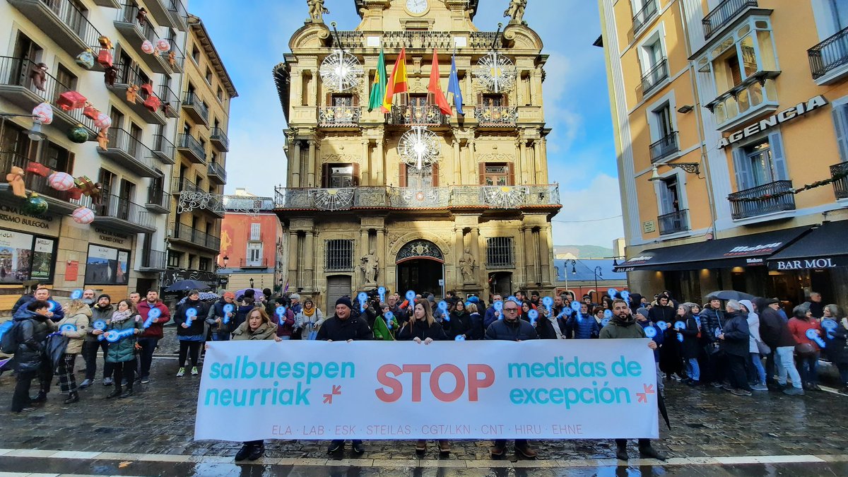 LABnafarroa's tweet image. ELA, LAB, CGT/LKN, Steilas, ESK, CNT, Hiru eta EHNE sindikatuok elkarretaratzea egin dugu Iruñean, langileok konponbiderako giltza izan nahi dugula aldarrikatzeko.

#PresoakEtxera
#FreeThemAll