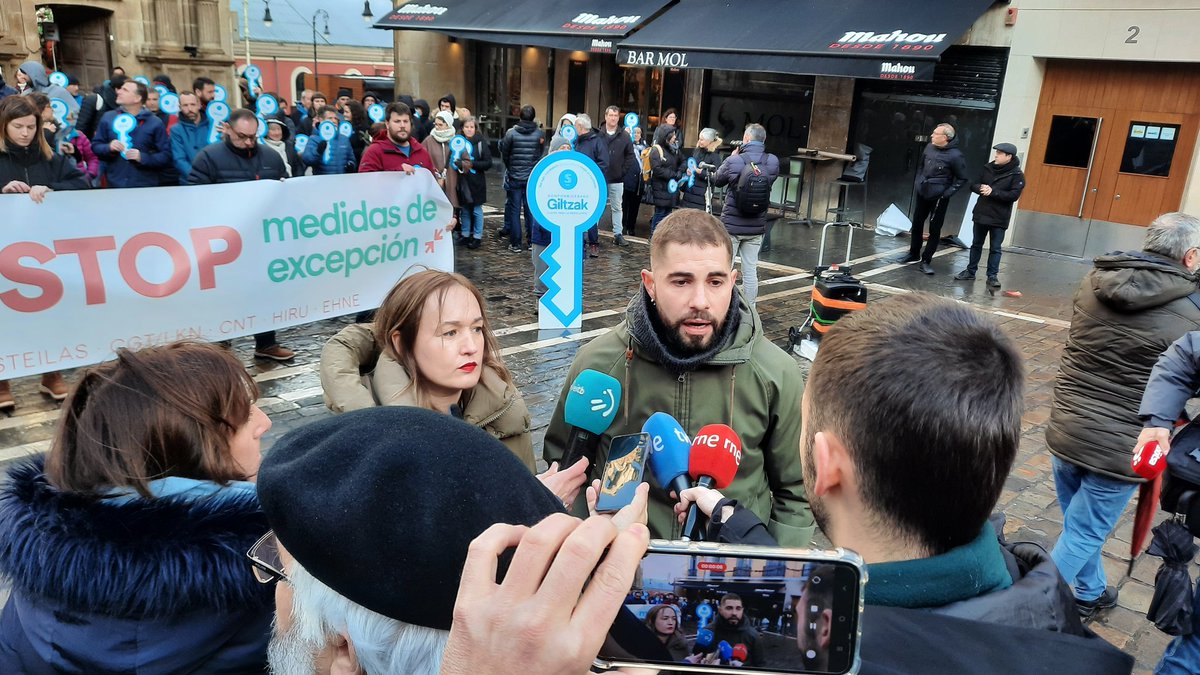 LABnafarroa's tweet image. ELA, LAB, CGT/LKN, Steilas, ESK, CNT, Hiru eta EHNE sindikatuok elkarretaratzea egin dugu Iruñean, langileok konponbiderako giltza izan nahi dugula aldarrikatzeko.

#PresoakEtxera
#FreeThemAll