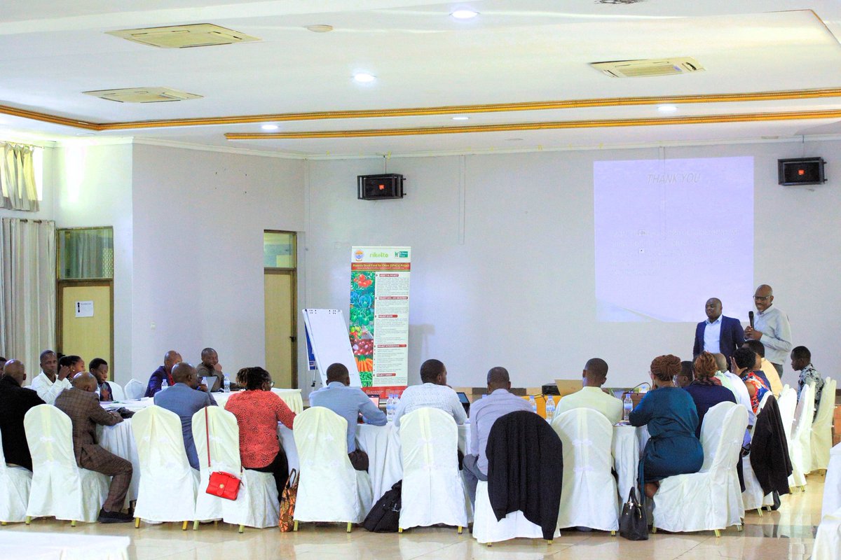 AdecorRwanda's tweet photo. Today Morning Dr @Octave NSHIMIYIMANA ,the
Director General of Agriculture Value Chain Management and Trade @RwandaAgri officially opened the stakeholder's Dialogue on vegetables value Chains organized by @AdecorRwanda ,in partnership with @rikolto and @kilimoEAC under #GF4CS. https://t.co/o6dIHIrBlh