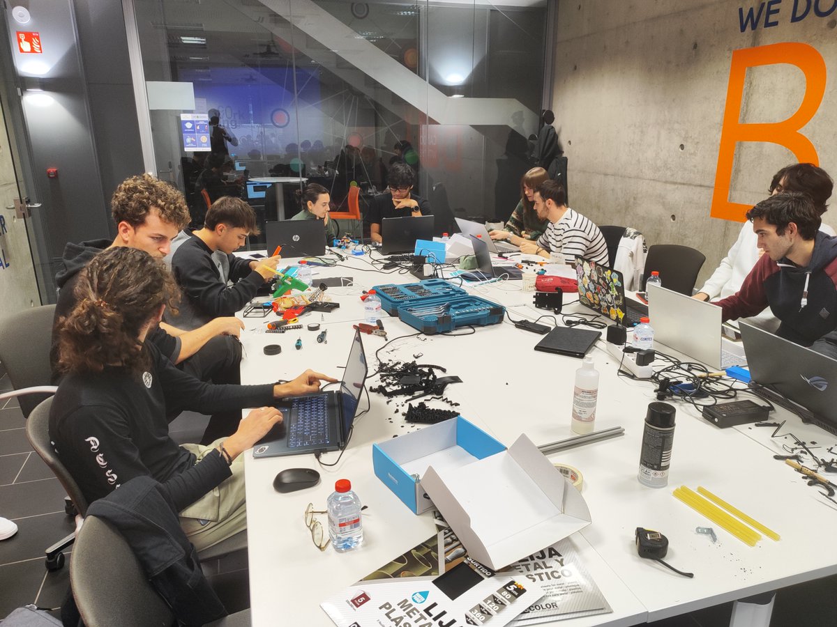 espaitec's tweet photo. 🤖 ¡Finaliza el taller «Construye tu propio robot» del FabLab, el laboratorio de prototipado de Espaitec!
🧑💻 Durante varias sesiones el alumnado de la @UJIuniversitat han aprendido a diseñar, montar y programar un robot
¡Enhorabuena! 👏
#SomUJI #HubAsaService https://t.co/W7olfbgOu5