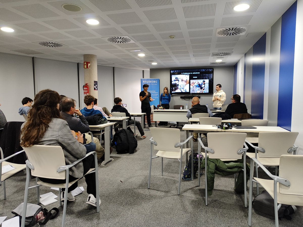 espaitec's tweet photo. 🤖 ¡Finaliza el taller «Construye tu propio robot» del FabLab, el laboratorio de prototipado de Espaitec!
🧑💻 Durante varias sesiones el alumnado de la @UJIuniversitat han aprendido a diseñar, montar y programar un robot
¡Enhorabuena! 👏
#SomUJI #HubAsaService https://t.co/W7olfbgOu5