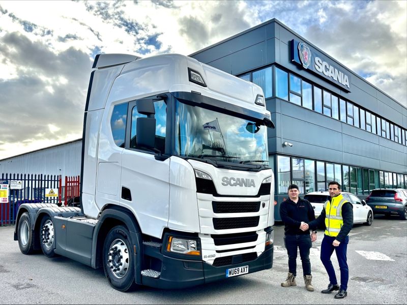 Congratulations to Valentin on his new Scania Go R 450 6x2 High Roof.

Loaded with top-notch features like leather seats, a kitchen pack, and more, this truck is ready to hit the road in style.

#ScaniaR450 #ScaniaGo