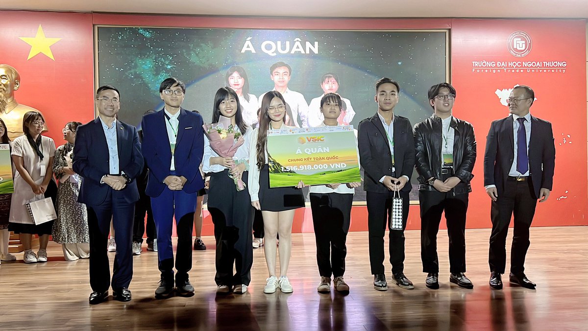 Easvietnam's tweet photo. EAS Việt Nam – Nhà Tài Trợ Vàng Gala Chung Kết Toàn Quốc Cuộc Thi “Thử Thách Sáng Tạo Xã Hội Việt Nam – VSIC 2023”
#khoinghiepsangtao #Lanhdaotre #FTU #VSIC
"Ở góc độ của BGK tôi cho rằng cần phân biệt Ý tưởng Khởi nghiệp và Khởi nghiệp! (TS. Việt Anh)" https://t.co/LwbHkxfcIx