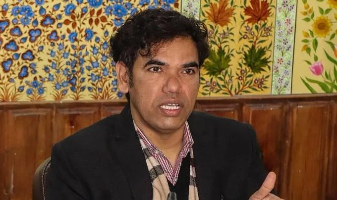 local_kashmir's tweet photo. #BreakingNews :Divisional Commissioner Kashmir Vijay Kumar Bidhuri Wednesday said scammers who cheated people for money-doubling won't be spared unpunished. 
.
#JammuAndKashmir #Kashmir #SCAM #kashmirscam https://t.co/yaeX7qpsvp