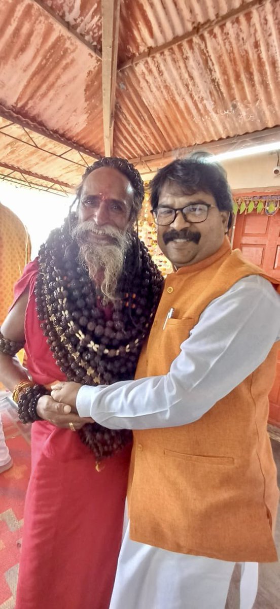SunilbgaikwadMP's tweet photo. माझे मोठे बंधू डॉ अनिलकुमार बळीराम बळीराम गायकवाड यांना प्रधानमंत्री नरेंद्र मोदी जी यांचे गुरु श्री श्री १००८ कालिदास महाराज हरियाणा यांच्या हस्ते अहमदनगर जिल्ह्यातील अति प्राचीन सिद्धेश्वर महादेव मंदिर टोका या ठिकाणी भव्य कार्यक्रमात “देवदूत” पुरस्कार देऊन हजारो लोकांच्या उपस्थितीत आणि कालिचरण महाराज यांच्या प्रमुख उपस्थीतीत गौरव करण्यात आला.