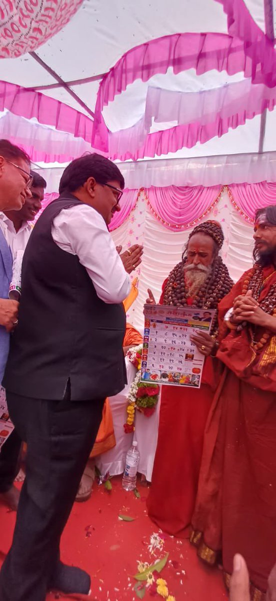 SunilbgaikwadMP's tweet photo. माझे मोठे बंधू डॉ अनिलकुमार बळीराम बळीराम गायकवाड यांना प्रधानमंत्री नरेंद्र मोदी जी यांचे गुरु श्री श्री १००८ कालिदास महाराज हरियाणा यांच्या हस्ते अहमदनगर जिल्ह्यातील अति प्राचीन सिद्धेश्वर महादेव मंदिर टोका या ठिकाणी भव्य कार्यक्रमात “देवदूत” पुरस्कार देऊन हजारो लोकांच्या उपस्थितीत आणि कालिचरण महाराज यांच्या प्रमुख उपस्थीतीत गौरव करण्यात आला.