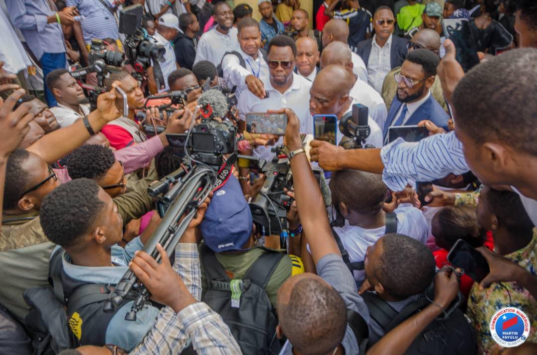 Le candidat de la cohésion nationale <a href="/MartinFayulu/">Martin Fayulu</a> a voté à l’athénée de la Gombe.
C’est le moment ! 

#JourdeVote #Congo