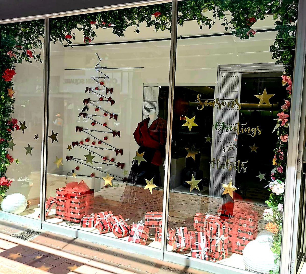 HabitsFashion's tweet image. 📷 It's beginning to feel a lot like Christmas 📷
📷 Our favourite #Wednesdaywindow of the year is up! 📷We love our festive Christmas window created by the one &amp;amp; only Noel 📷📷
#HabitsFashion #habitswindow #SS24 #christmaswindows #itsthemostwonderfultimeoftheyear