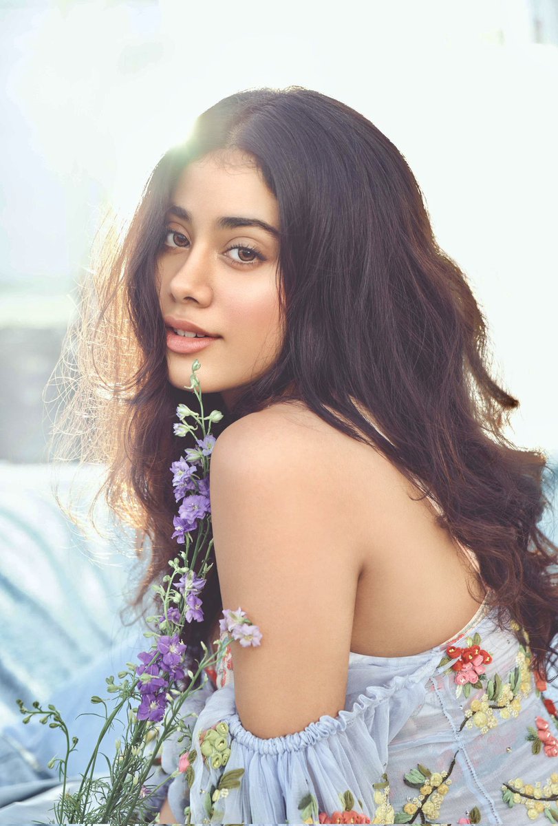 Heyyy ☔️💋 #JanhviKapoor