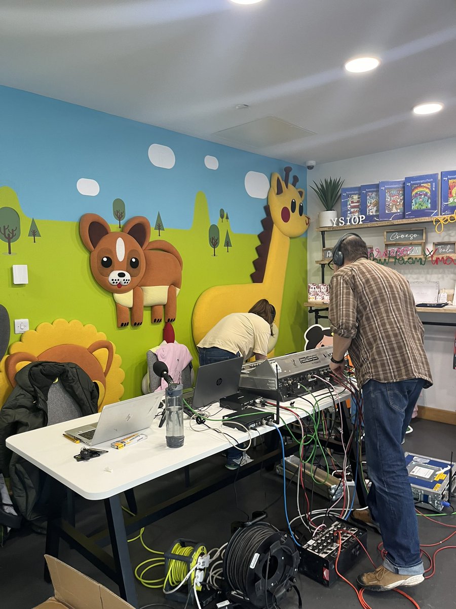 Bore da! Co ni wedi cyrradd yr EGIN <a href="/yr_egin/">Canolfan S4C Yr Egin</a> <a href="/S4C/">S4C 🏴󠁧󠁢󠁷󠁬󠁳󠁿</a> yn barod i danio’r injan da chriw Bore Cothi <a href="/BBCRadioCymru/">Radio Cymru</a> Edrych mlan at eich cwmni am 11yb / bydd hi off ma! #borecothi #nadoligllawen <a href="/gruffydd_wyn/">GRUFFYDD • WYN</a> yn canu fyd! A Steffan Rhys Williams yn barod da’i JINGL JANGLS! #SianCorn ma!