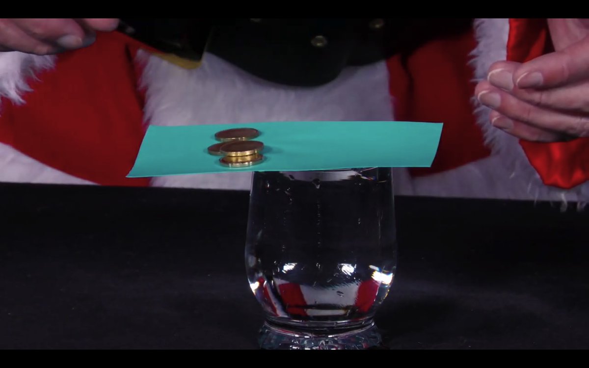 Lösung 19: Legt man Münzen auf dünne Pappe neben ein Glas, hält das, wenn das Glas mit Wasser voll gefüllt ist. Erstaunlich! smpl.is/8cb5m #Physik #Wissenschaft #Bildung #Advent #Weihnachten #Schule #Lehrer #MINT #Lernen #Forschung #Adventskalender #PhysEdu #twlz