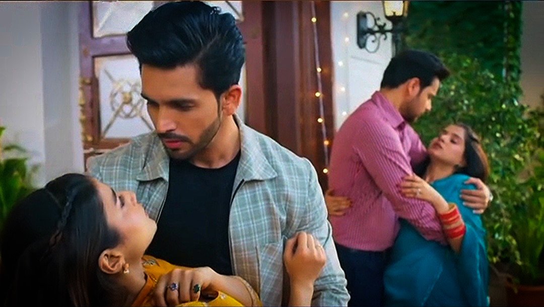 Anjalina4549's tweet photo. Well dono bhaiyo ne apni apni biwiyo ko mast catch kiya😁 aur girne se bachaya🫶😍❤️
Bade pyaare lag rahe hai dono couples saath mein🫰👍♾️ #Maahira #AbhiMaan #RoRo #RoRu #AbhiraSharma #ArmaanPoddar #RohitPoddar #RuhiBirla #Yrkkh https://t.co/1S0npvQvcF