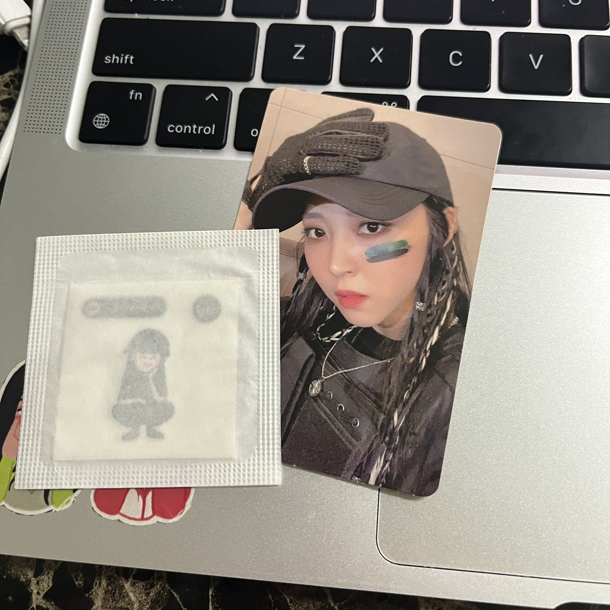 thinkaboutwhe's tweet image. ada tak any moomoo still cari this photocard? ada sekali dengan sticker #pasarmamamoo