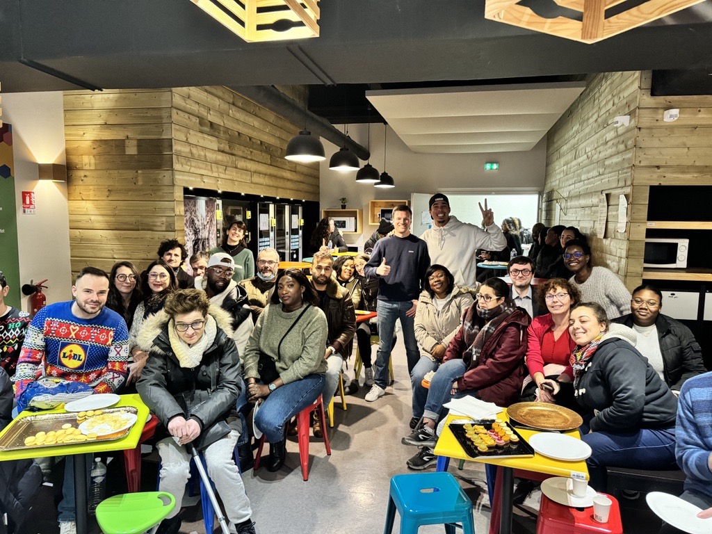 🍕 Hier avait lieu notre dernier #lunch de l'année avec
<a href="/Karim_Hechmi/">Tonton_Karim</a> dans notre centre de #formation de Paris 11 ! Nous avons ainsi eu le plaisir de recevoir Victor Martin, Responsable marque employeur à la @FDJ pour parler #recrutement ! RDV en 2024 pour le prochain lunch ! 📷