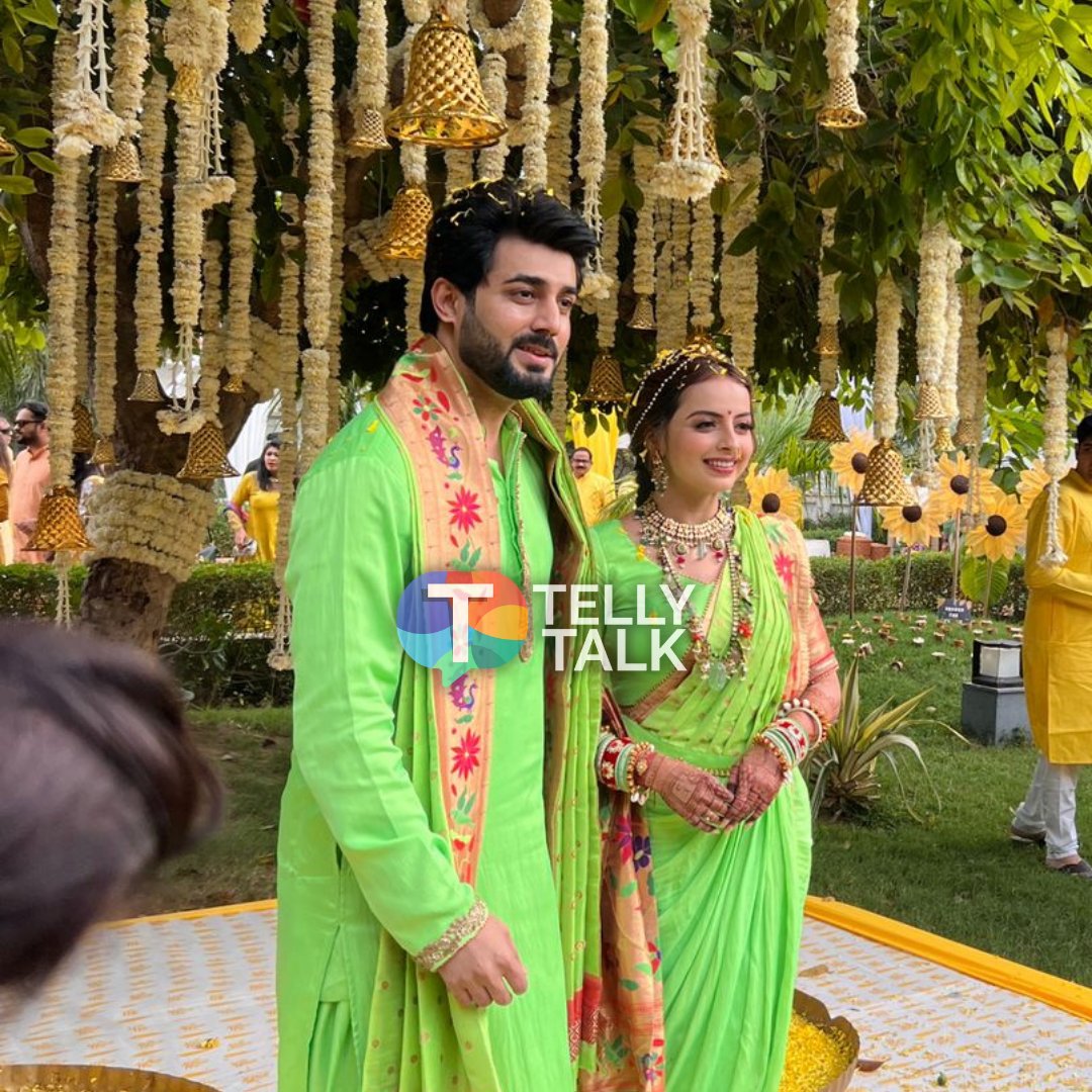 TellyTalkIndia's tweet photo. Check out the heartwarming picture of #ShrenuParikh and her doon-to-be husband from their haldi ceremony – aren't they just adorable? 💑💛
#TellyTalk #tellytalkindi #ShrenuParikh #HaldiCeremony #AdorableCouple #haldipics https://t.co/FvsCinXOb3
